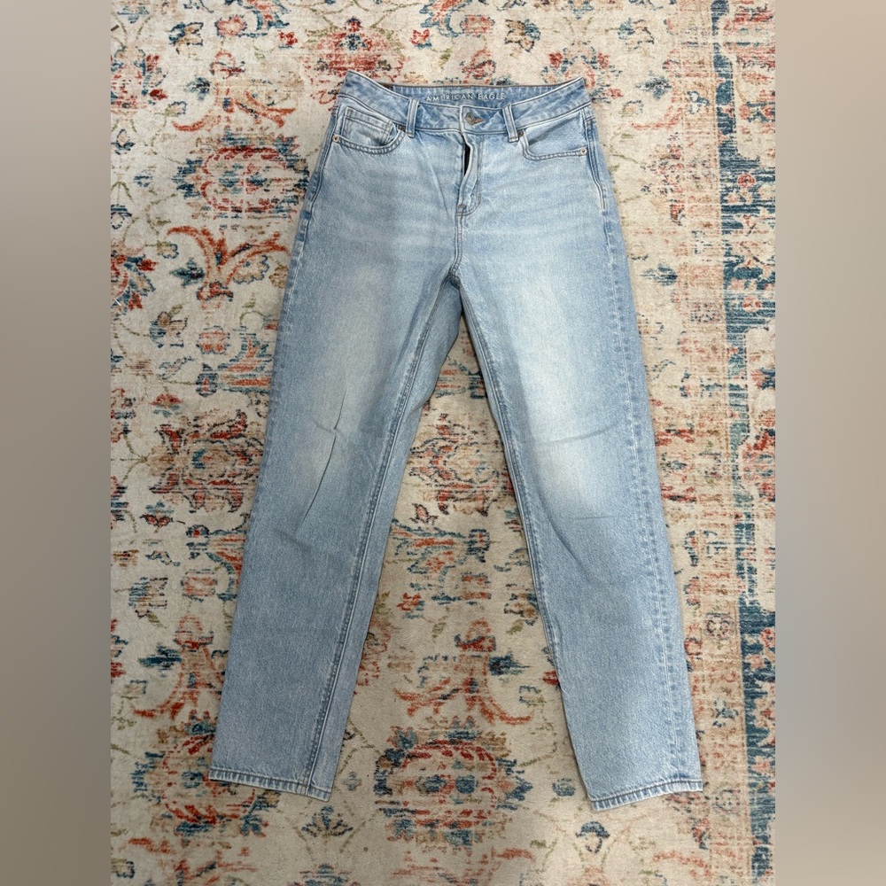 ✨•American Eagle Outfitters Light Wash Mom Jeans•✨
